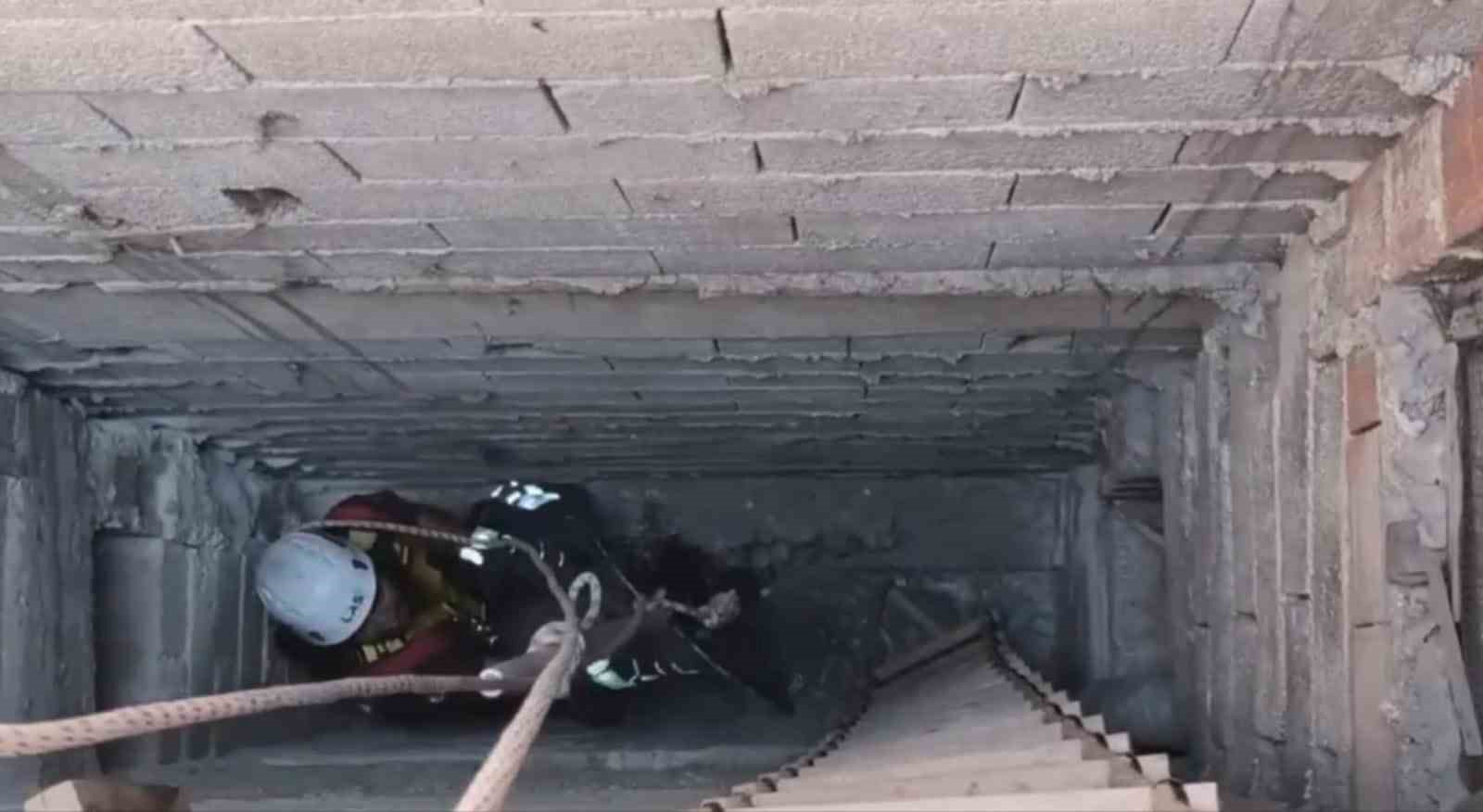 İtfaiyeden kedi kurtarma operasyonu 