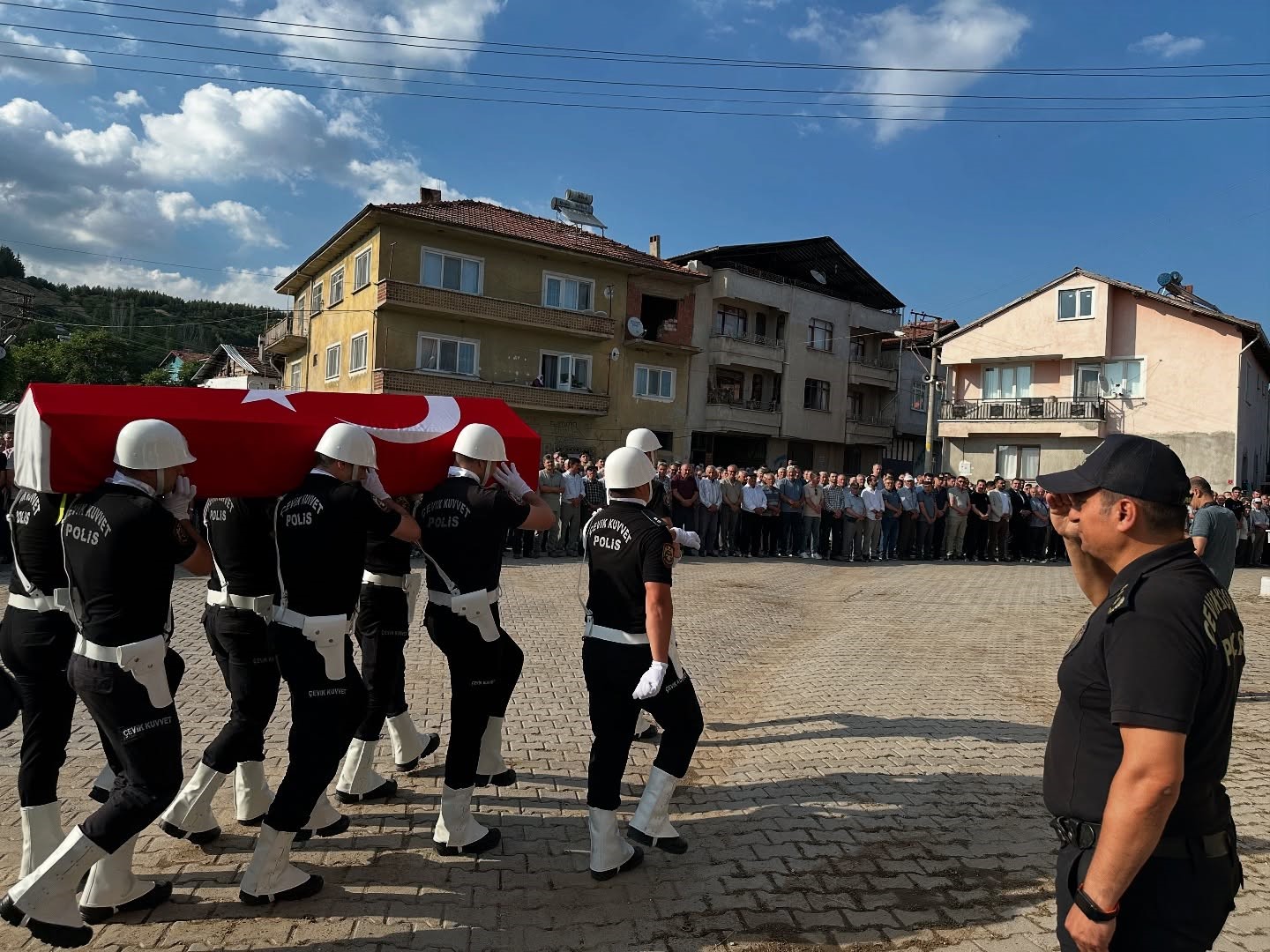 Balıkesir’de kalp krizi sonucu vefat eden polis Simav’da toprağa verildi 