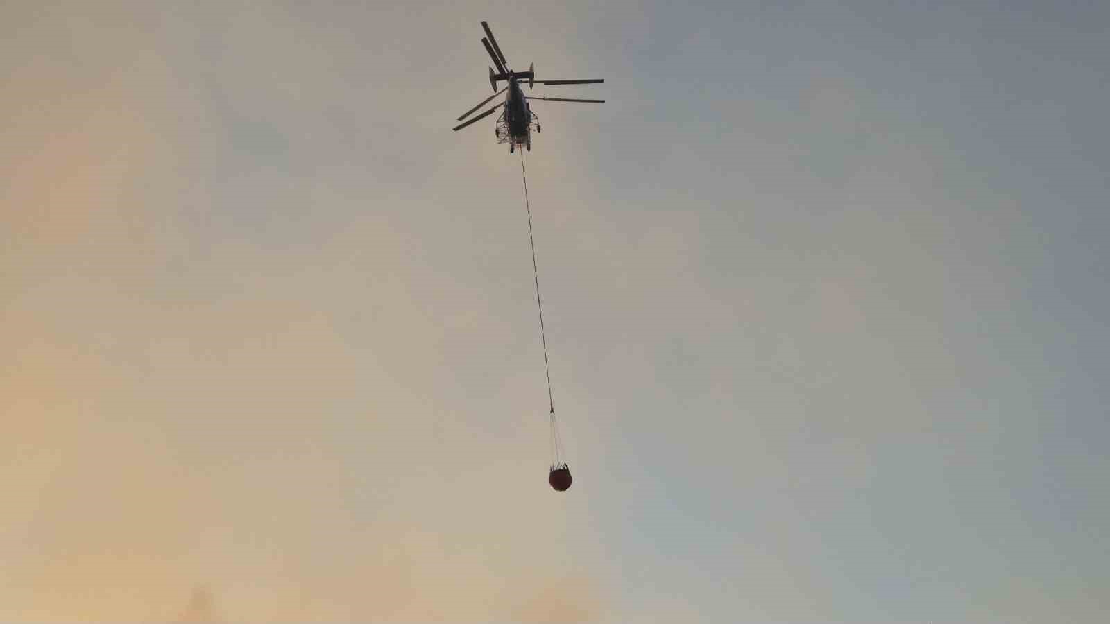 Yangında helikopter suyu havuzdan aldı: Orman yangınına müdahalede zamanla yarış 
