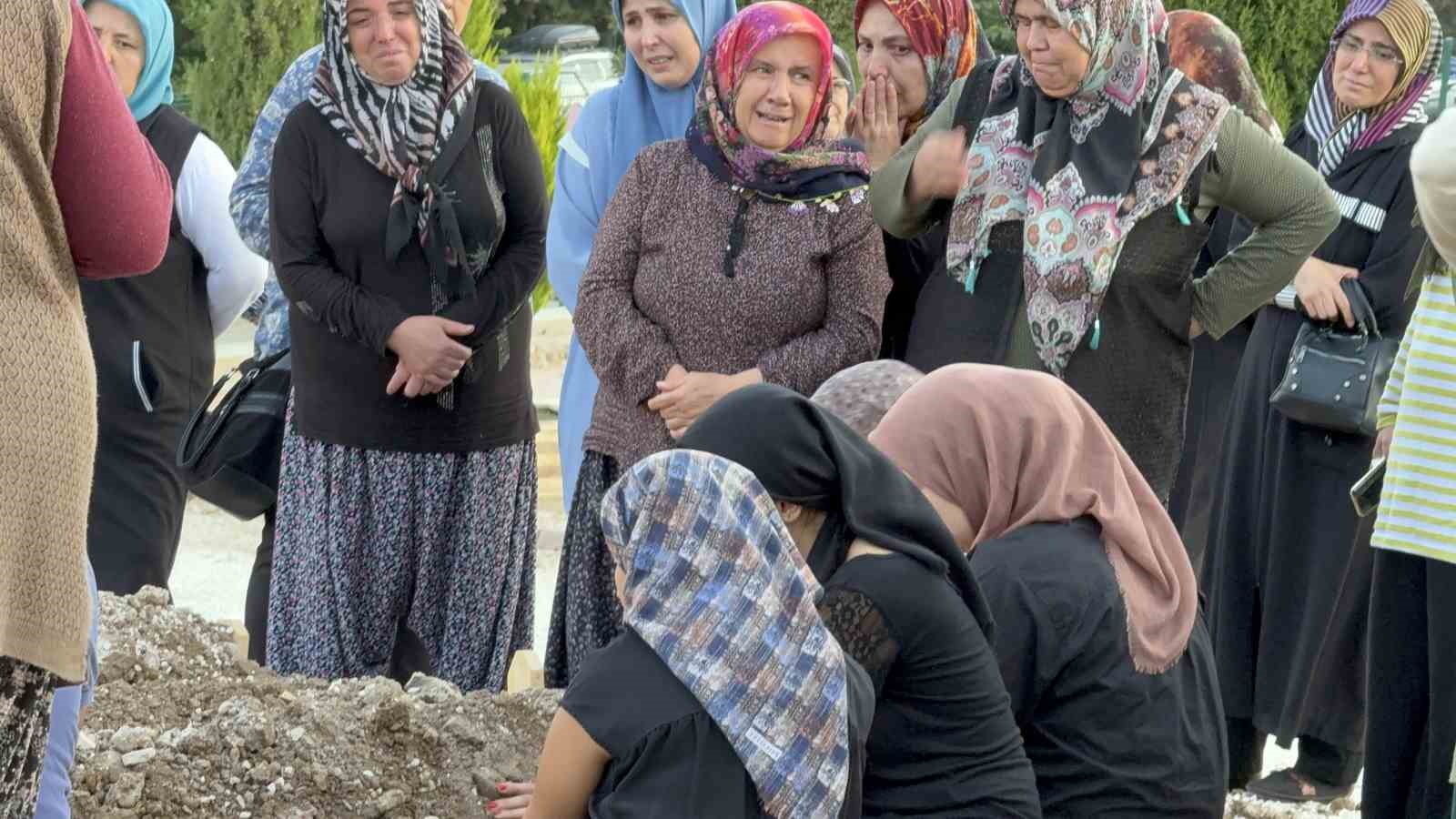 Lunapark çıkışı aracın çarpması sonucu hayatını kaybeden baba-oğul toprağa verildi 