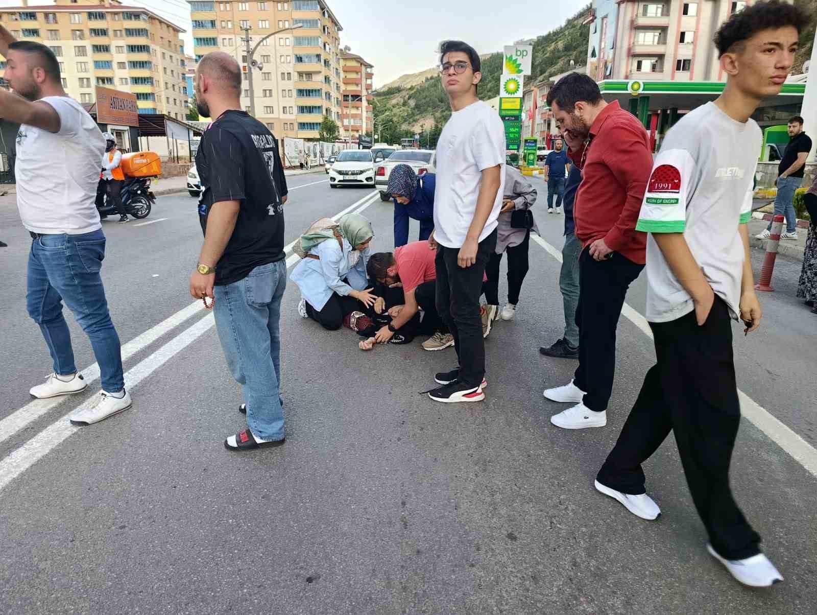 Gümüşhane’de koşarak karşıya geçen yaşlı kadına kamyonet çarptı 