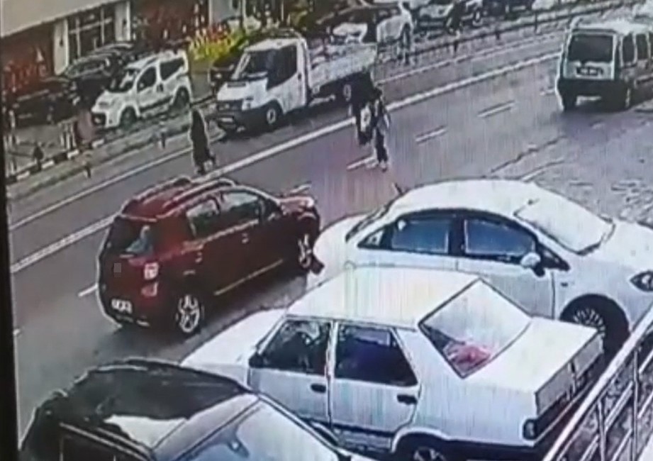 Gümüşhane’de koşarak karşıya geçen yaşlı kadına kamyonet çarptı 