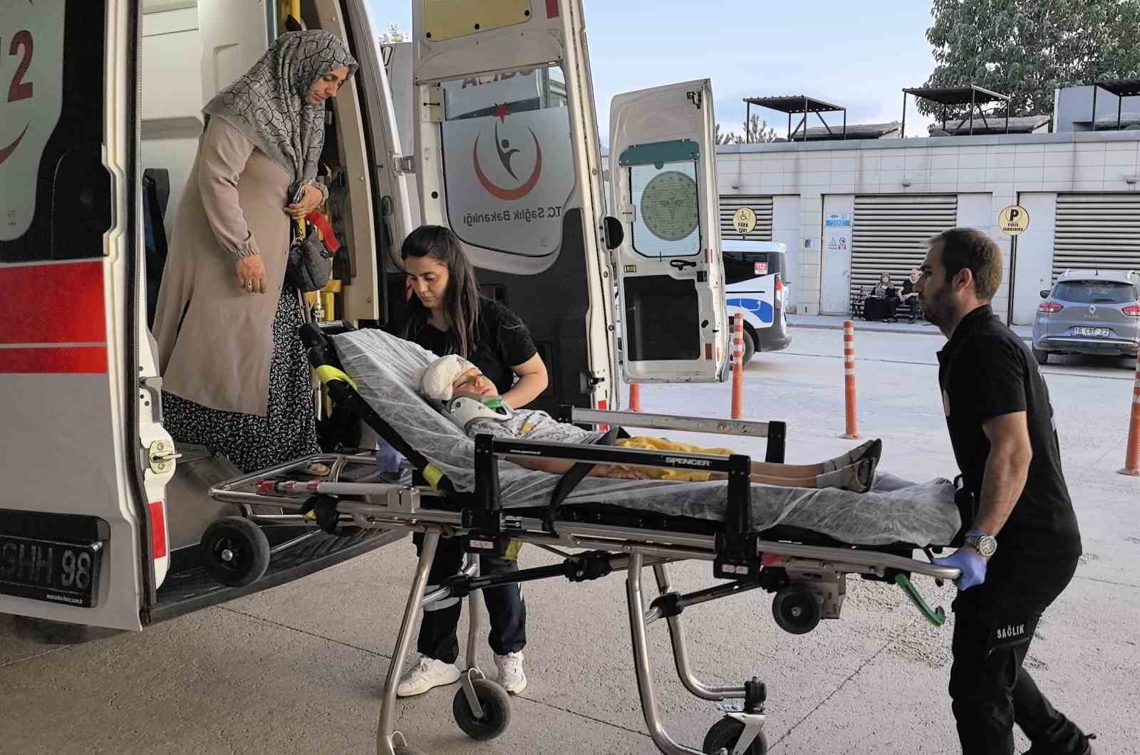 Sürgülü kapının altında kalan çocuk ağır yaralandı 
