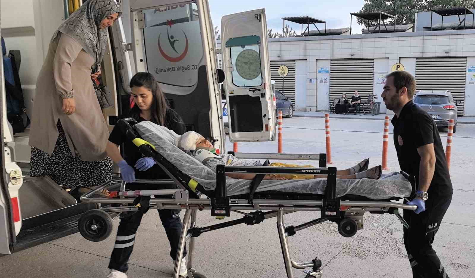 Sürgülü kapının altında kalan çocuk ağır yaralandı 