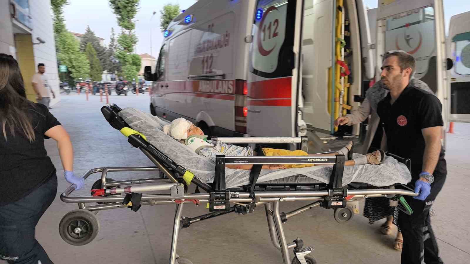 Sürgülü kapının altında kalan çocuk ağır yaralandı 