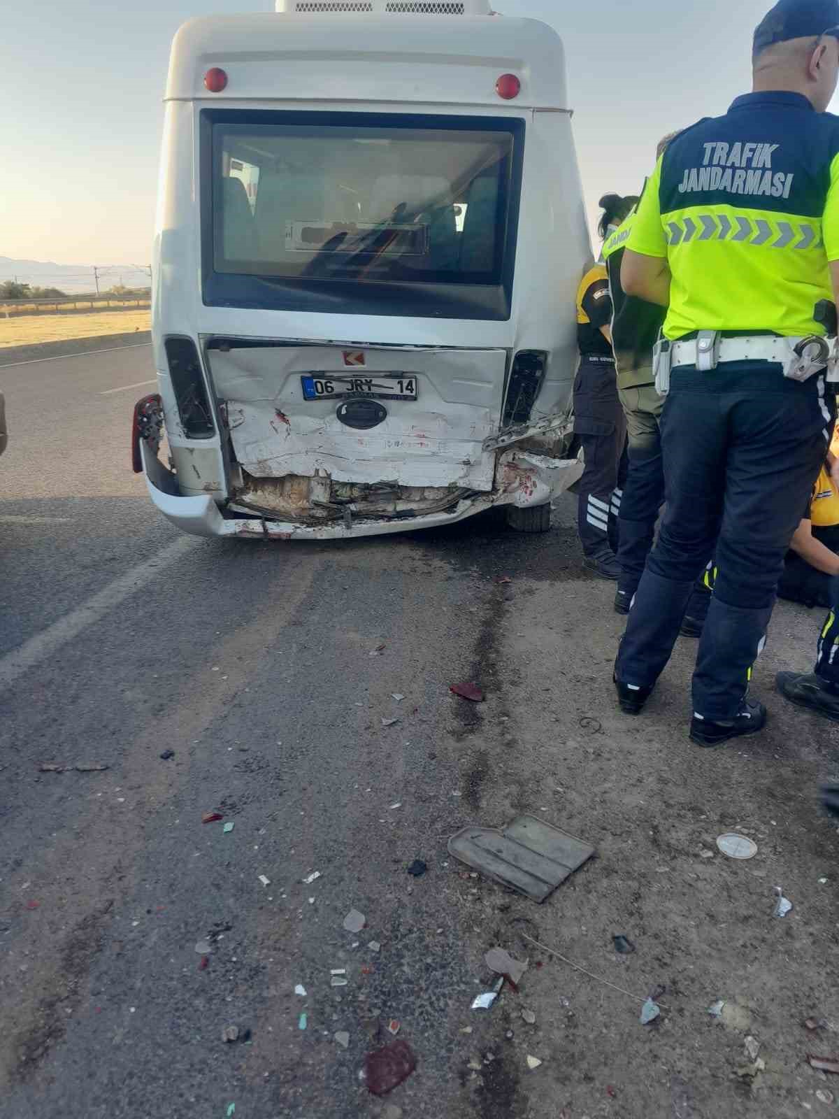 Ankara’da otomobil işçi servisine arkadan çarptı: 1 ölü, 12 yaralı 