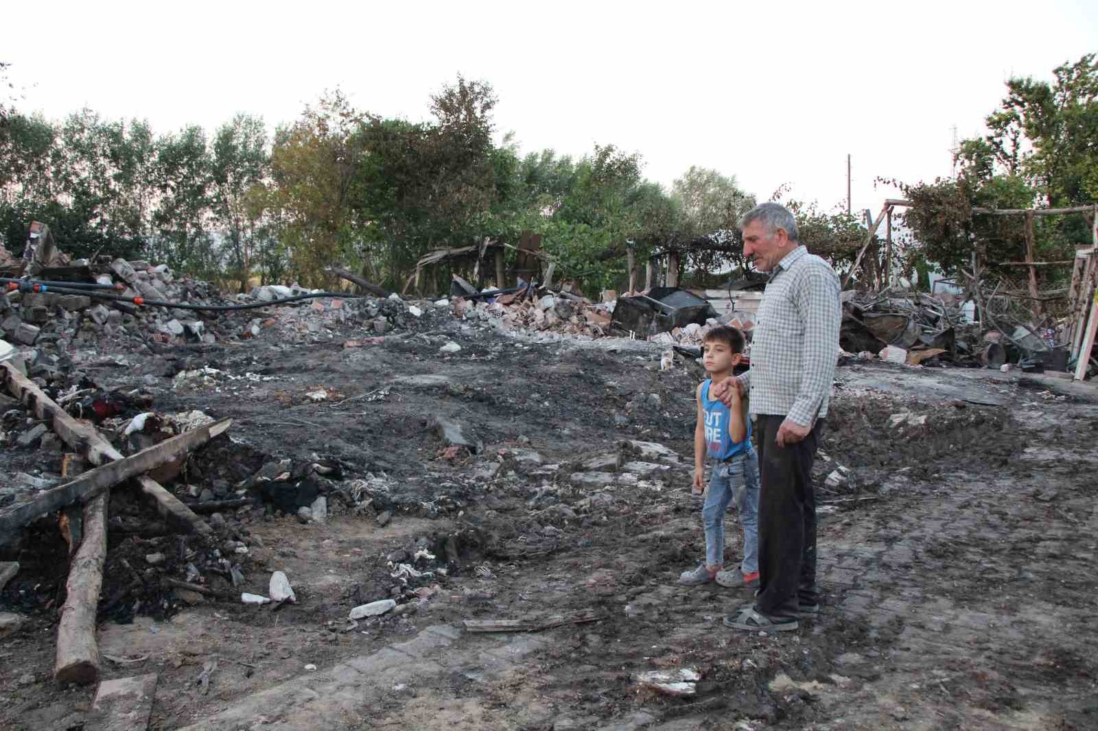 Ev, traktör ve otomobili yanan çift 4 torunuyla yuvasız kaldı 