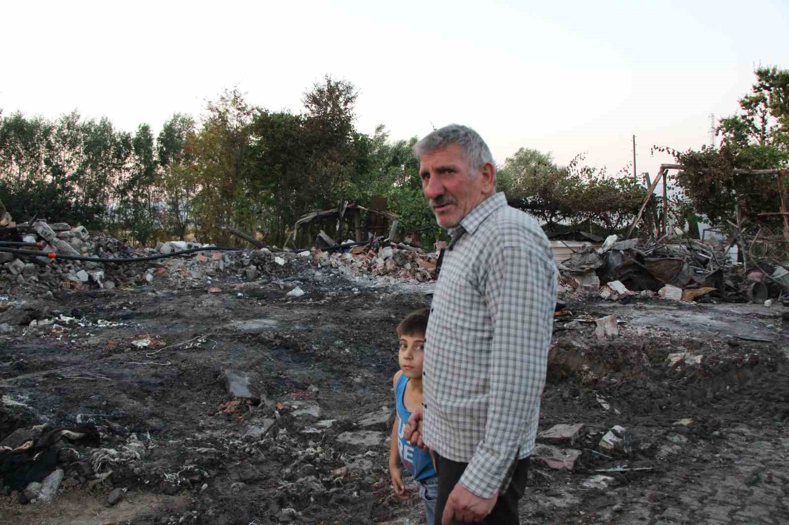 Ev, traktör ve otomobili yanan çift 4 torunuyla yuvasız kaldı 