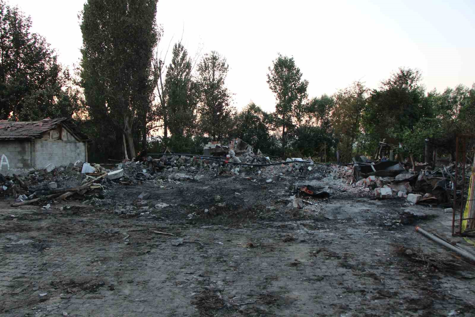 Ev, traktör ve otomobili yanan çift 4 torunuyla yuvasız kaldı 