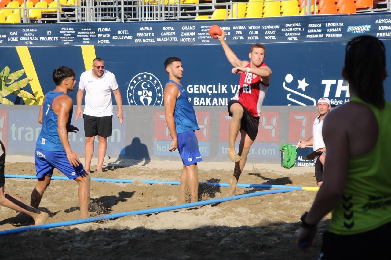 EHF Avrupa Plaj Hentbolu Şampiyonası’nda final heyecanı yaklaşıyor 
