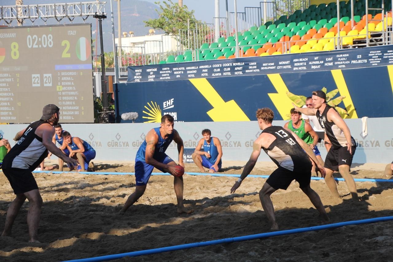 EHF Avrupa Plaj Hentbolu Şampiyonası’nda final heyecanı yaklaşıyor 