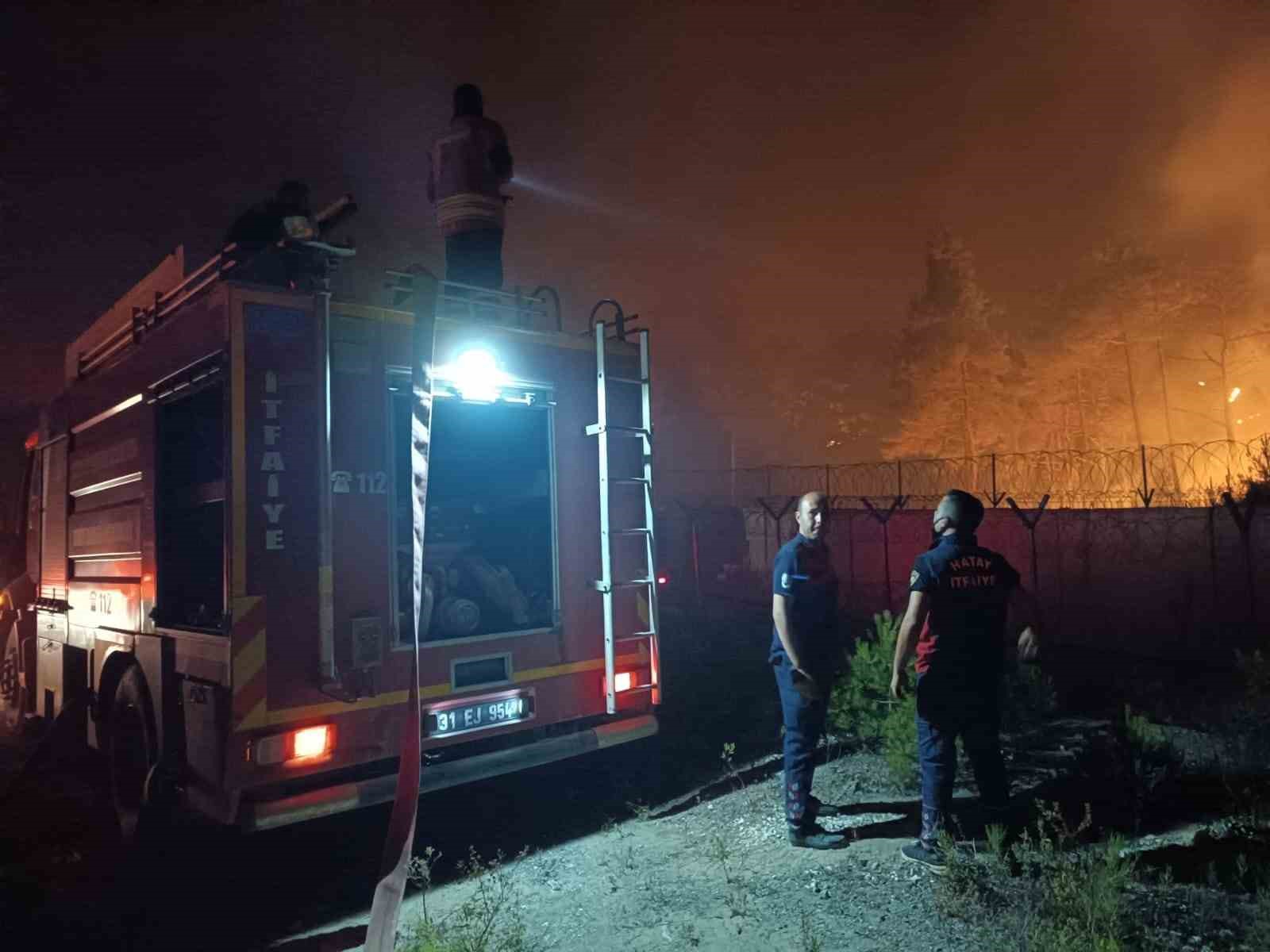 Suriye sınırında alevlerle mücadele gece de devam ediyor 