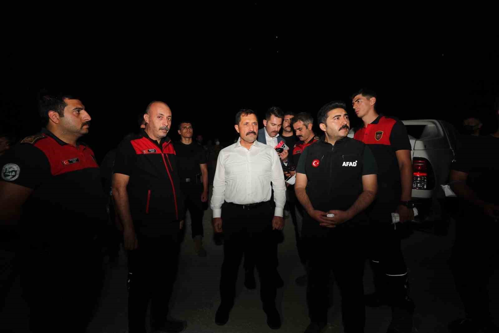 Suriye sınırında alevlerle mücadele gece de devam ediyor 