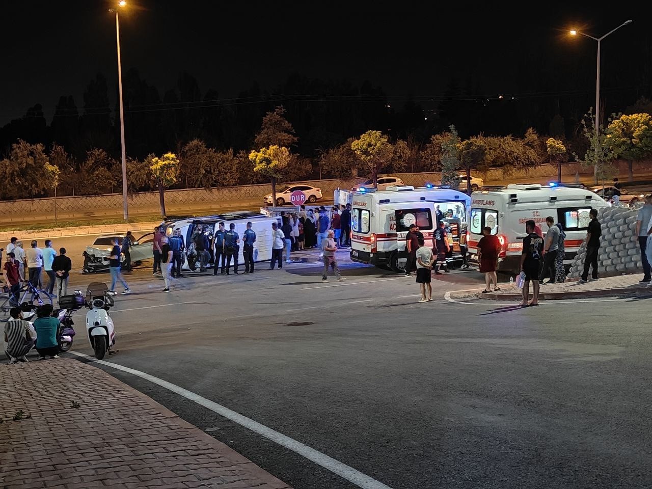 Otomobille çarpışan minibüs yan yattı: 9 yaralı 