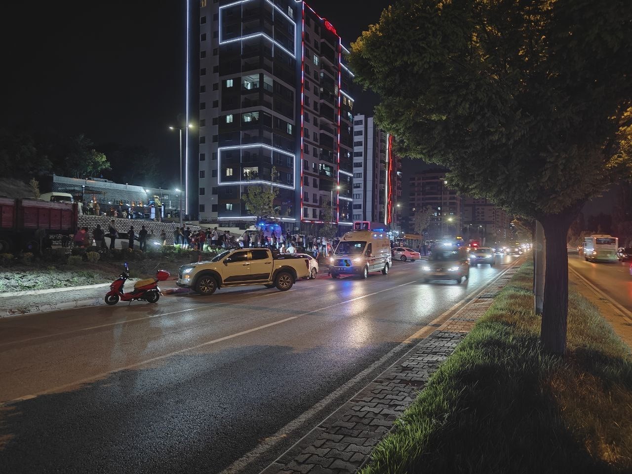 Otomobille çarpışan minibüs yan yattı: 9 yaralı 