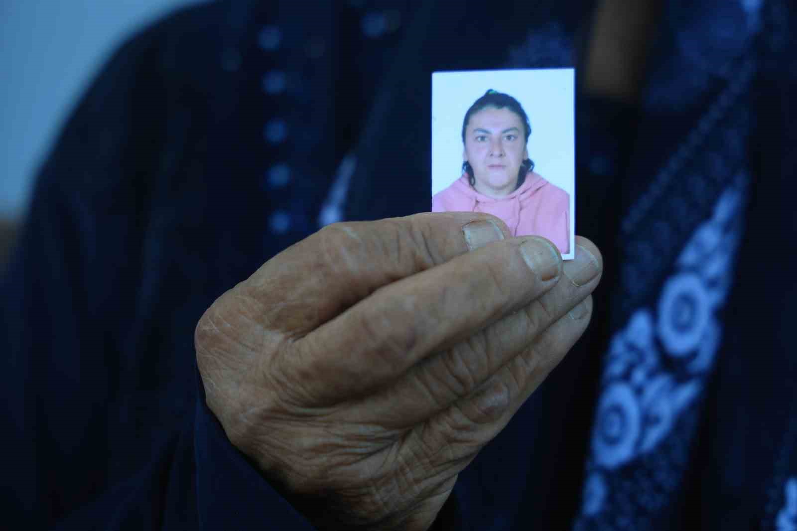 Depremde oğlunu, gelini ve torunlarını kaybeden acılı anne, 12 gündür zihinsel engelli kızından gelecek umutlu haberi bekliyor 