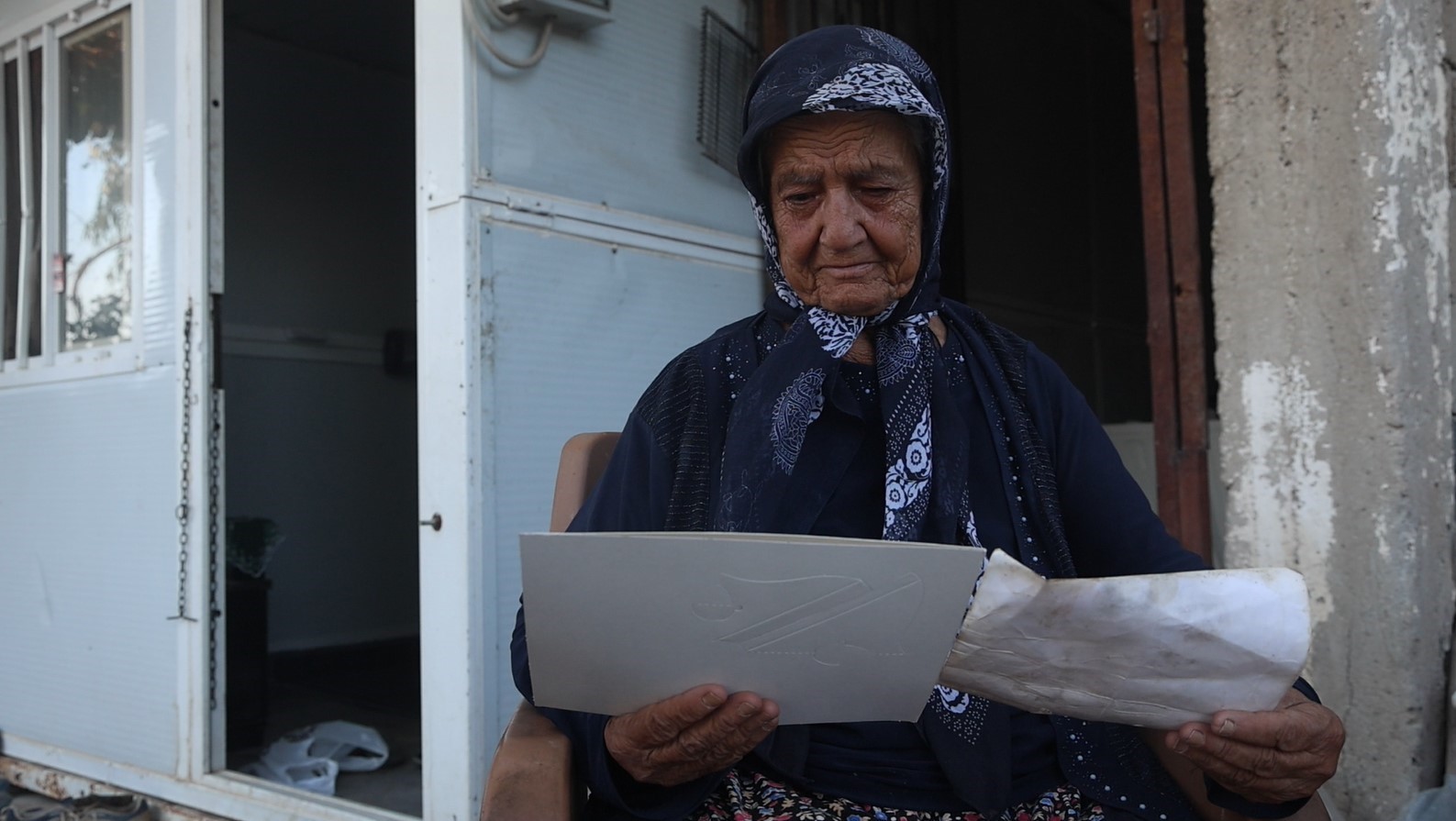 Depremde oğlunu, gelini ve torunlarını kaybeden acılı anne, 12 gündür zihinsel engelli kızından gelecek umutlu haberi bekliyor 