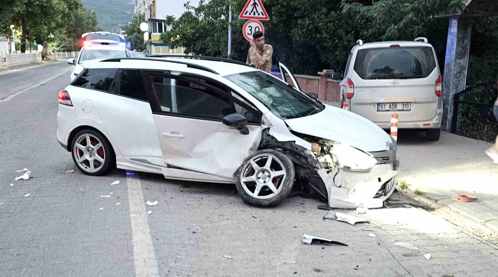 Kastamonu’da otomobil park halindeki araca çarptı: 2 yaralı 