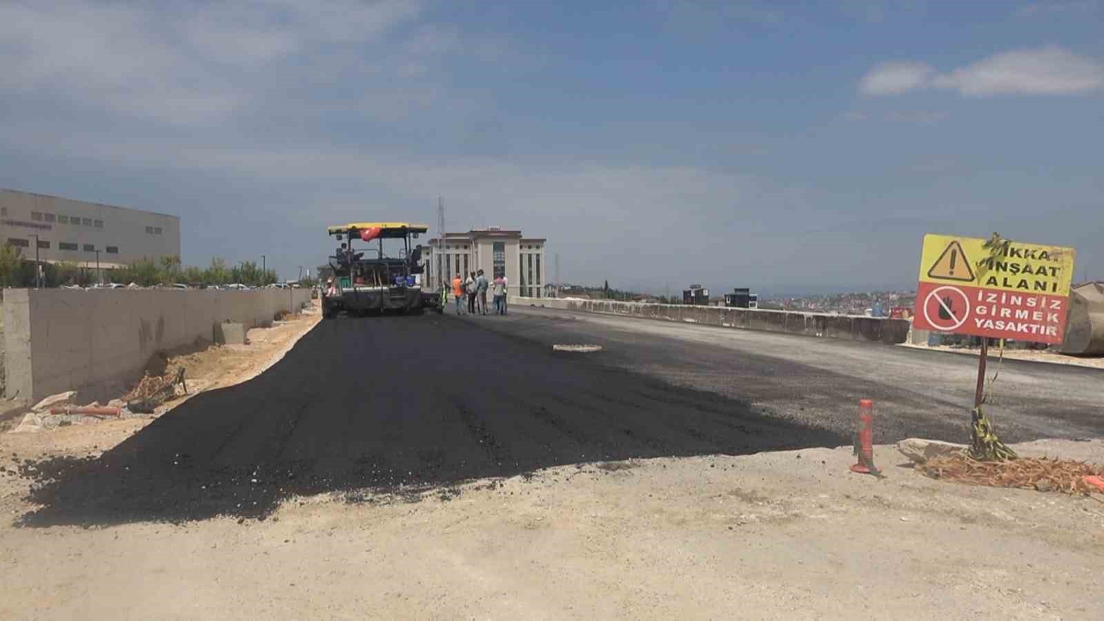 Yalova’da hastane yolunun asfaltı atıldı 