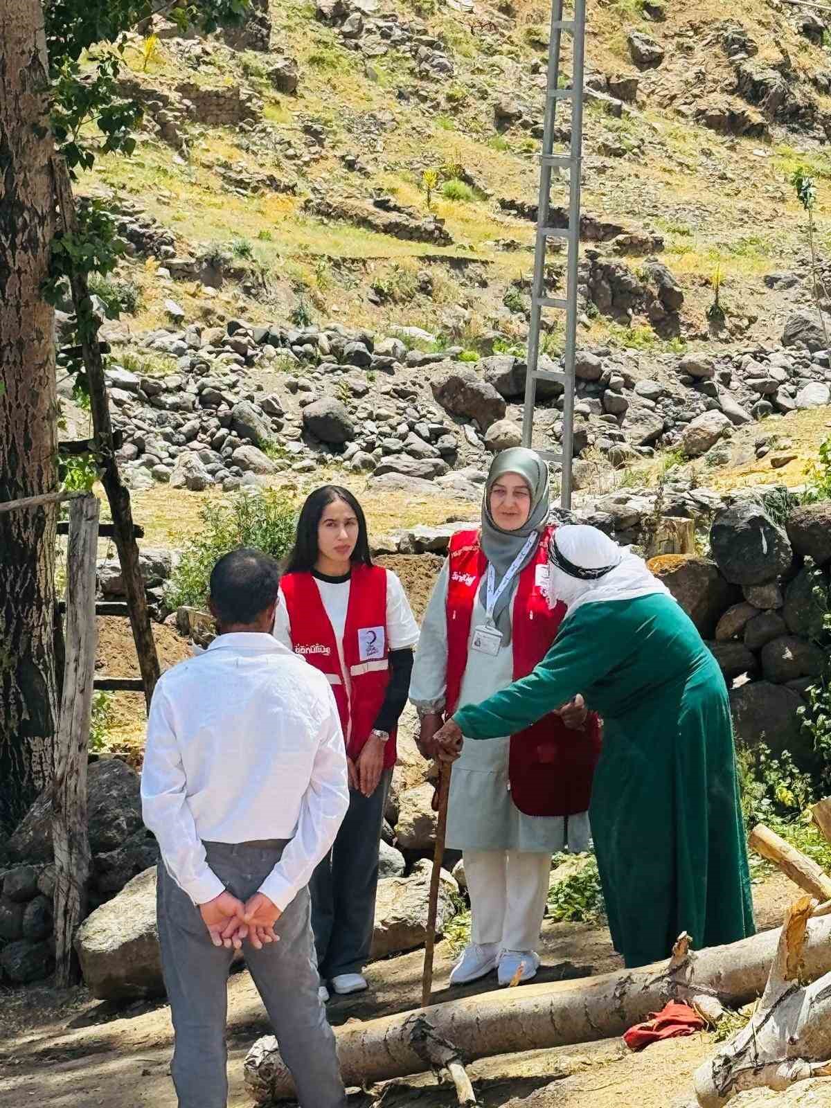 Patnos’ta 90 yaşındaki kadına Kızılay kucak açtı 