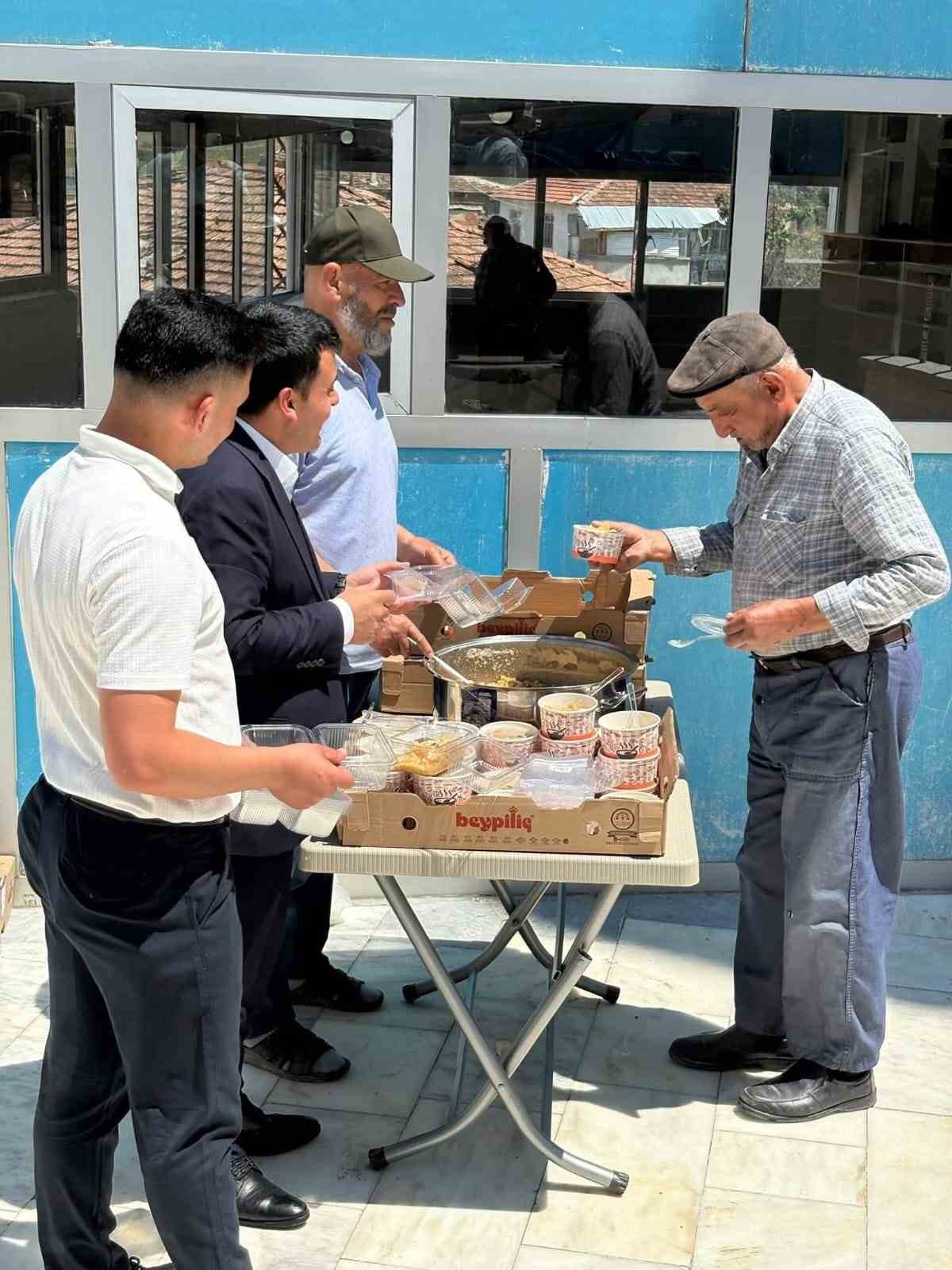 Özükavak beldesinde aşure ikramı yapıldı 