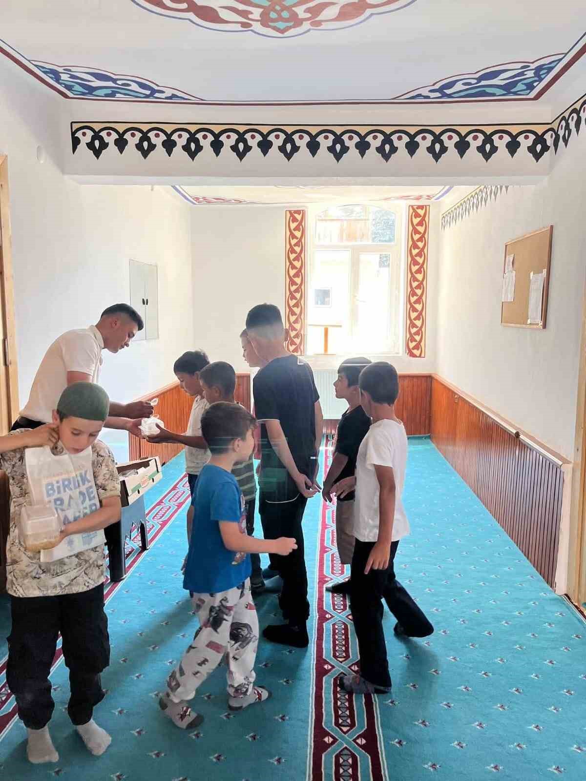 Özükavak beldesinde aşure ikramı yapıldı 