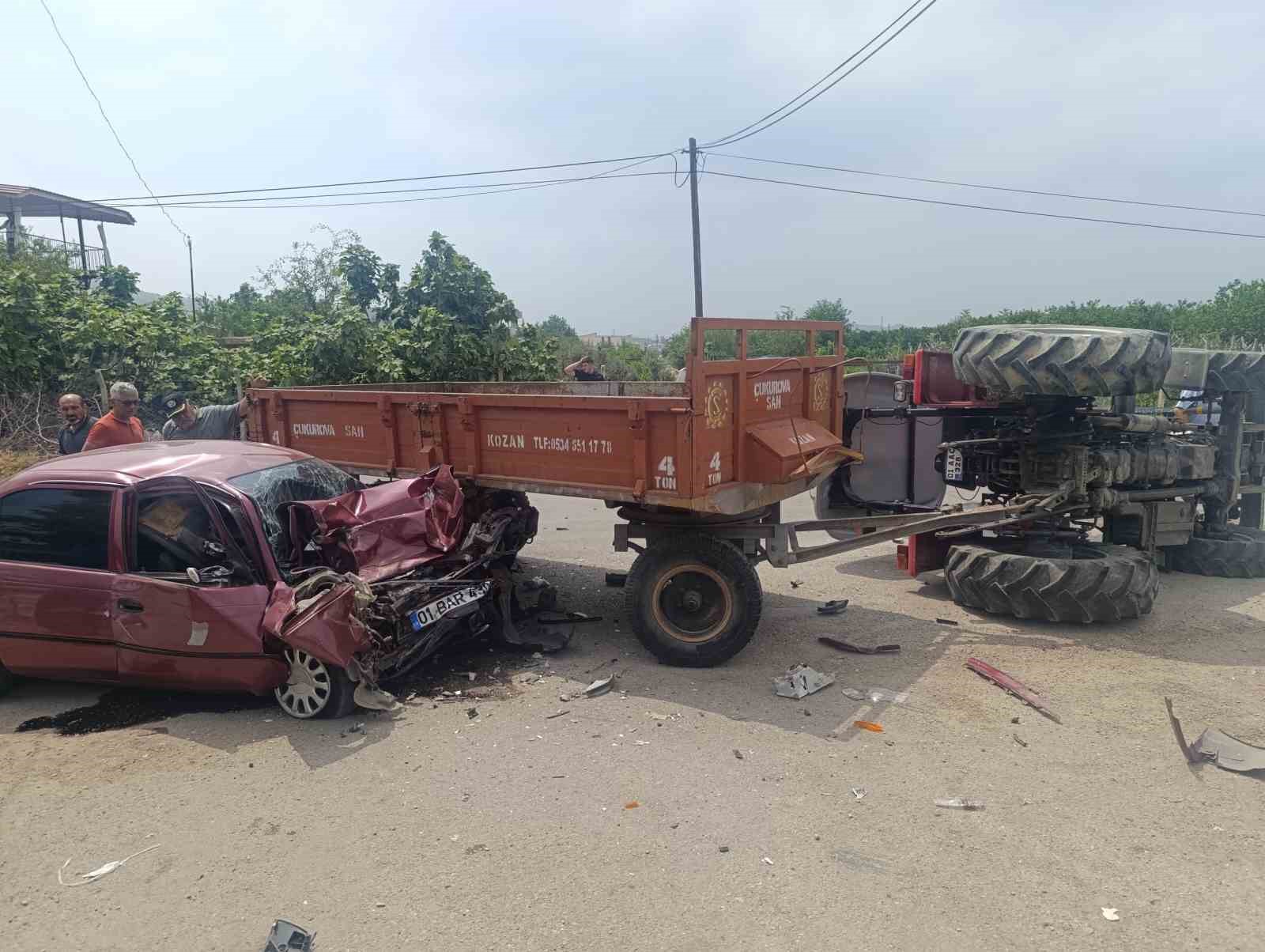Otomobille çarpışan traktör devrildi: 2 yaralı 