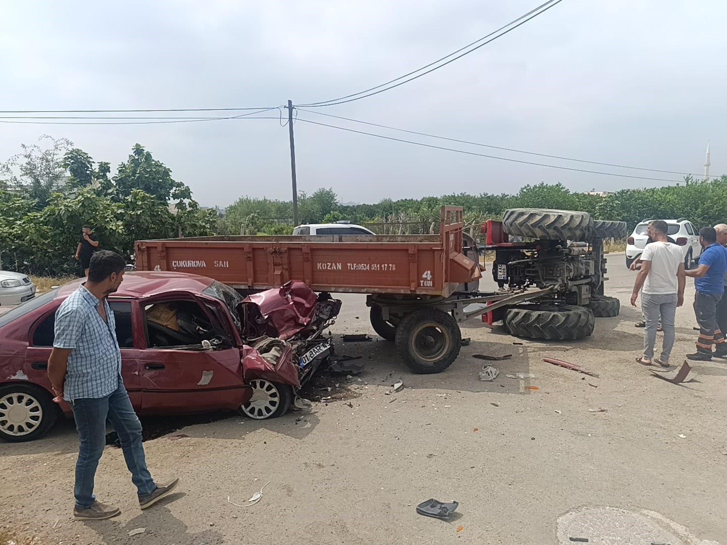 Otomobille çarpışan traktör devrildi: 2 yaralı 