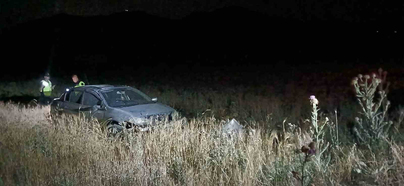 Burdur’da otomobil tarlaya uçtu: 2 yaralı 