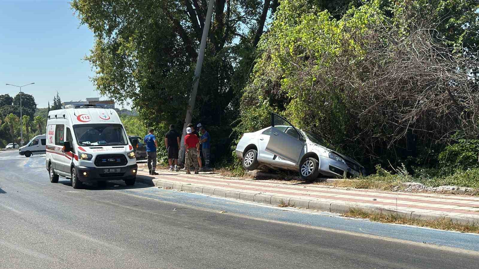 Kaldırıma çıkıp asılı kalan otomobildekiler kazayı burnu bile kanamadan atlattı 