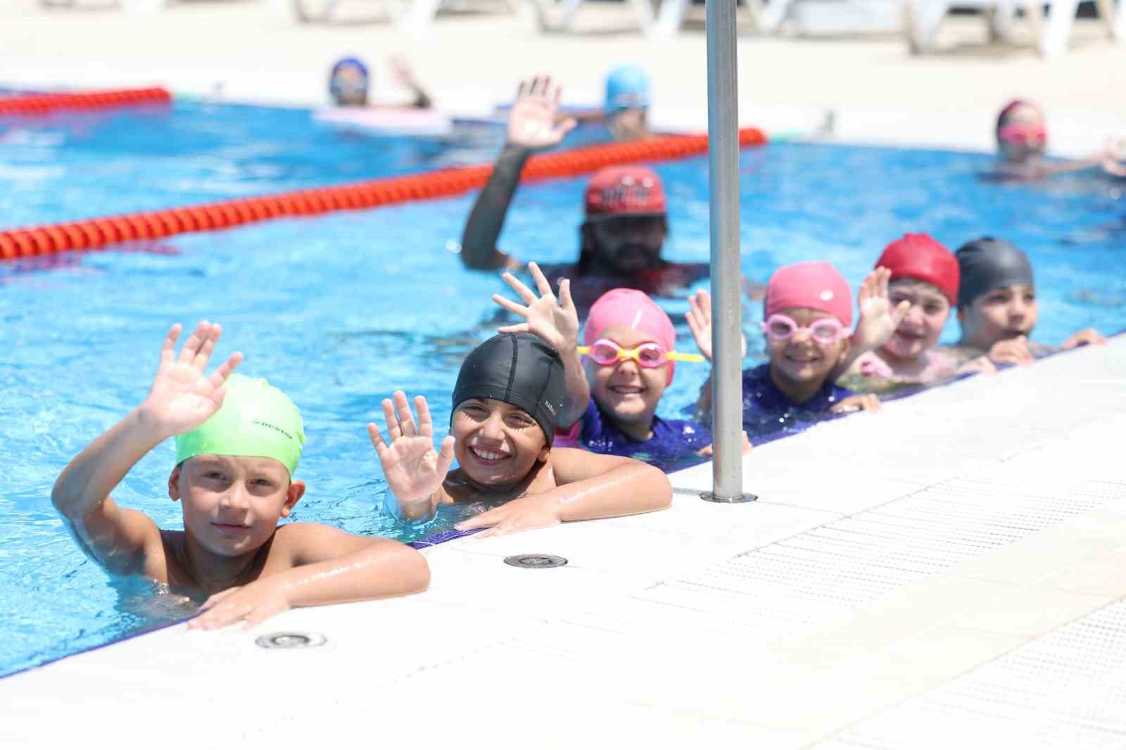 Büyükşehir Yaz Okulları’nda minik yüzücülerin sertifika heyecanı 