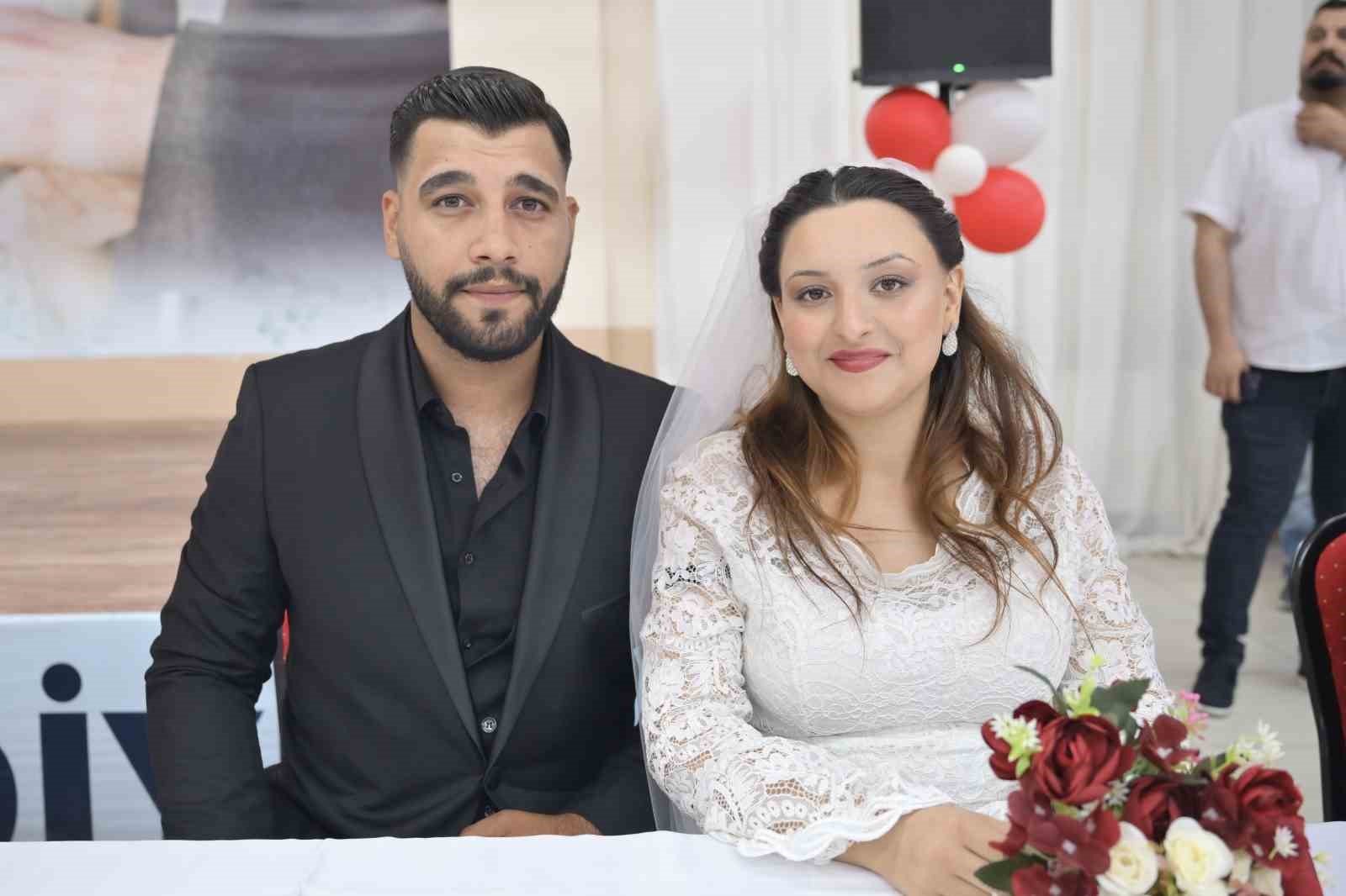 Esenyurt’ta Roman çiftlere düğün havasında toplu nikah töreni 