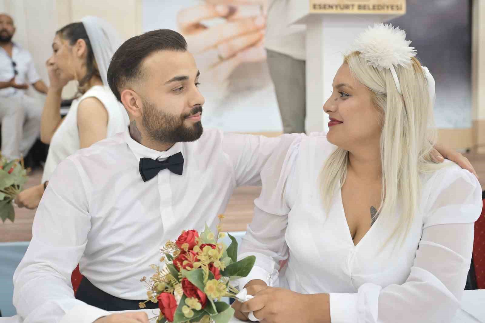 Esenyurt’ta Roman çiftlere düğün havasında toplu nikah töreni 
