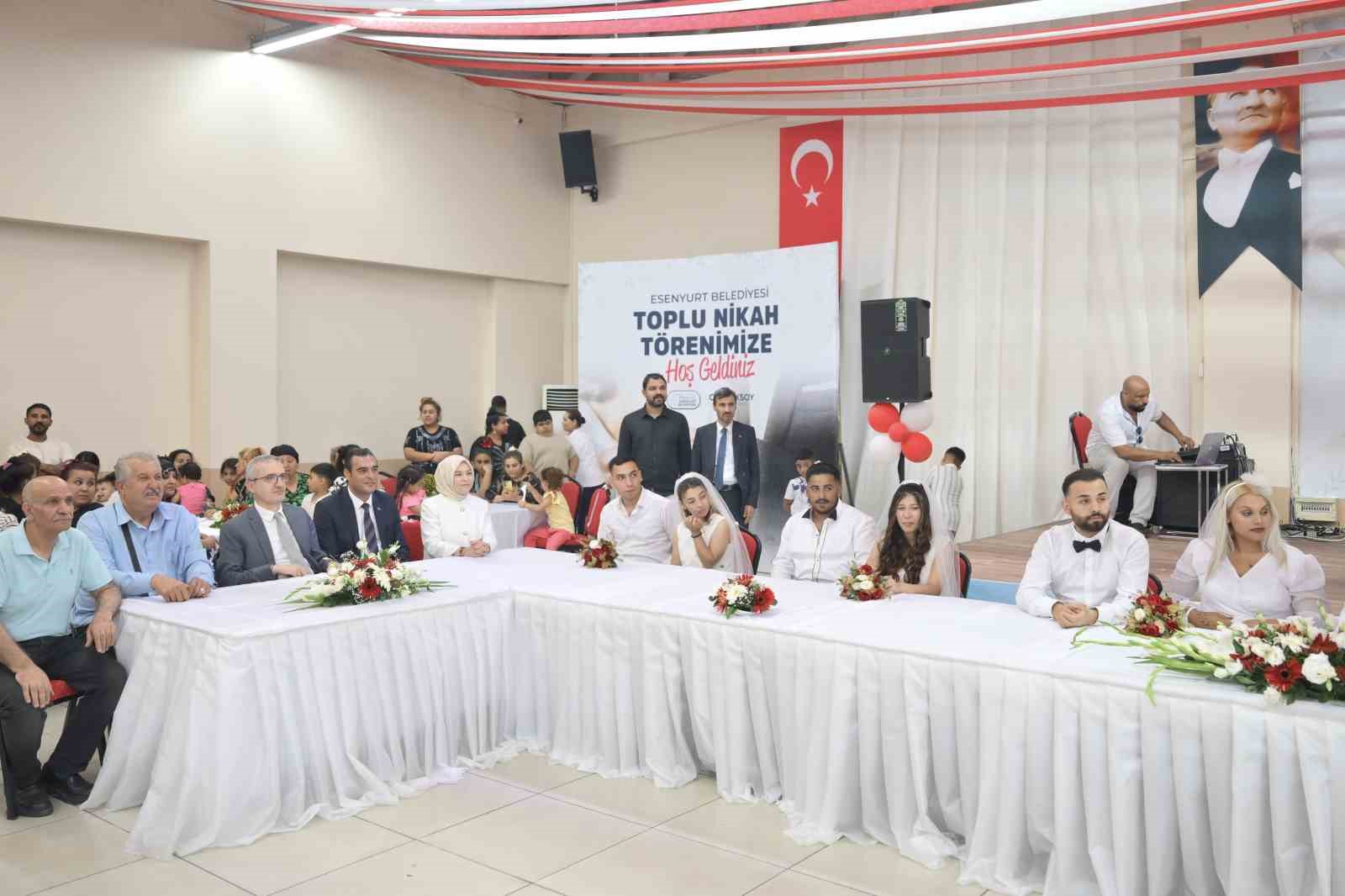 Esenyurt’ta Roman çiftlere düğün havasında toplu nikah töreni 