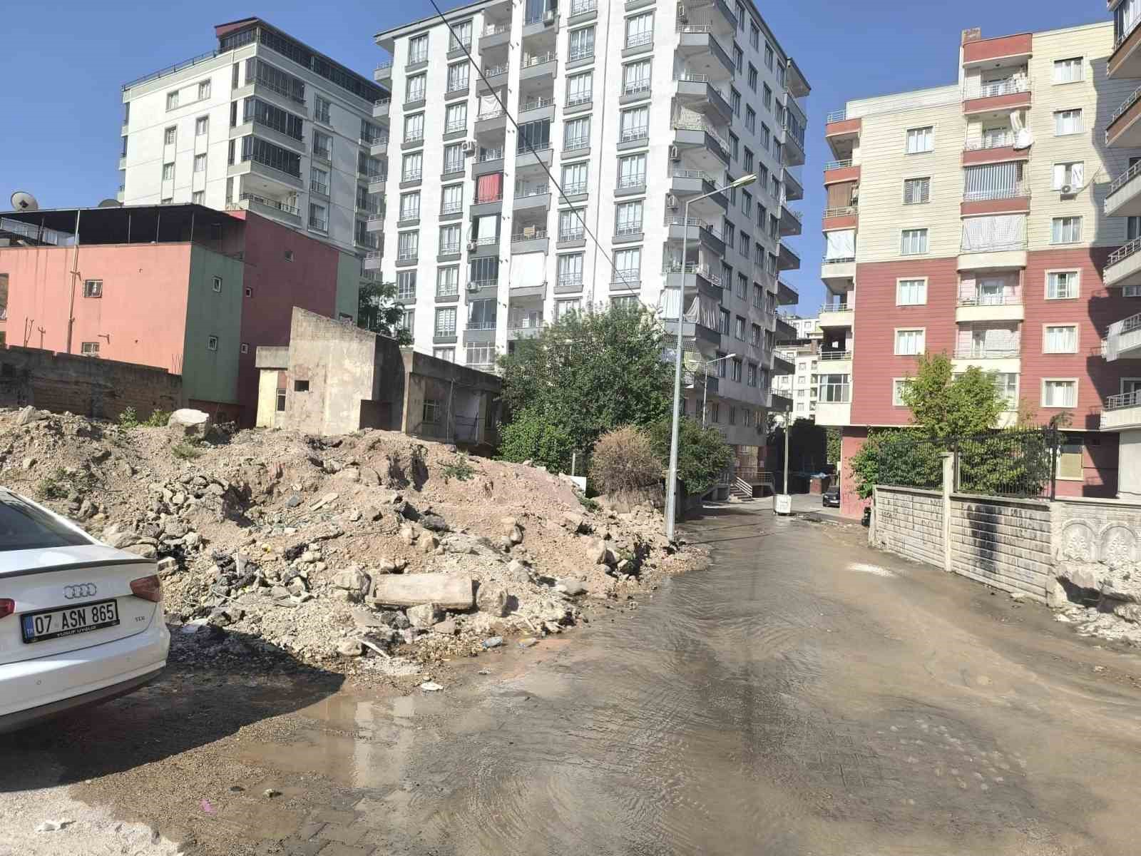 Kurtalan’da içme suyu hattı patladı, çarşı merkezi sular altında kaldı 