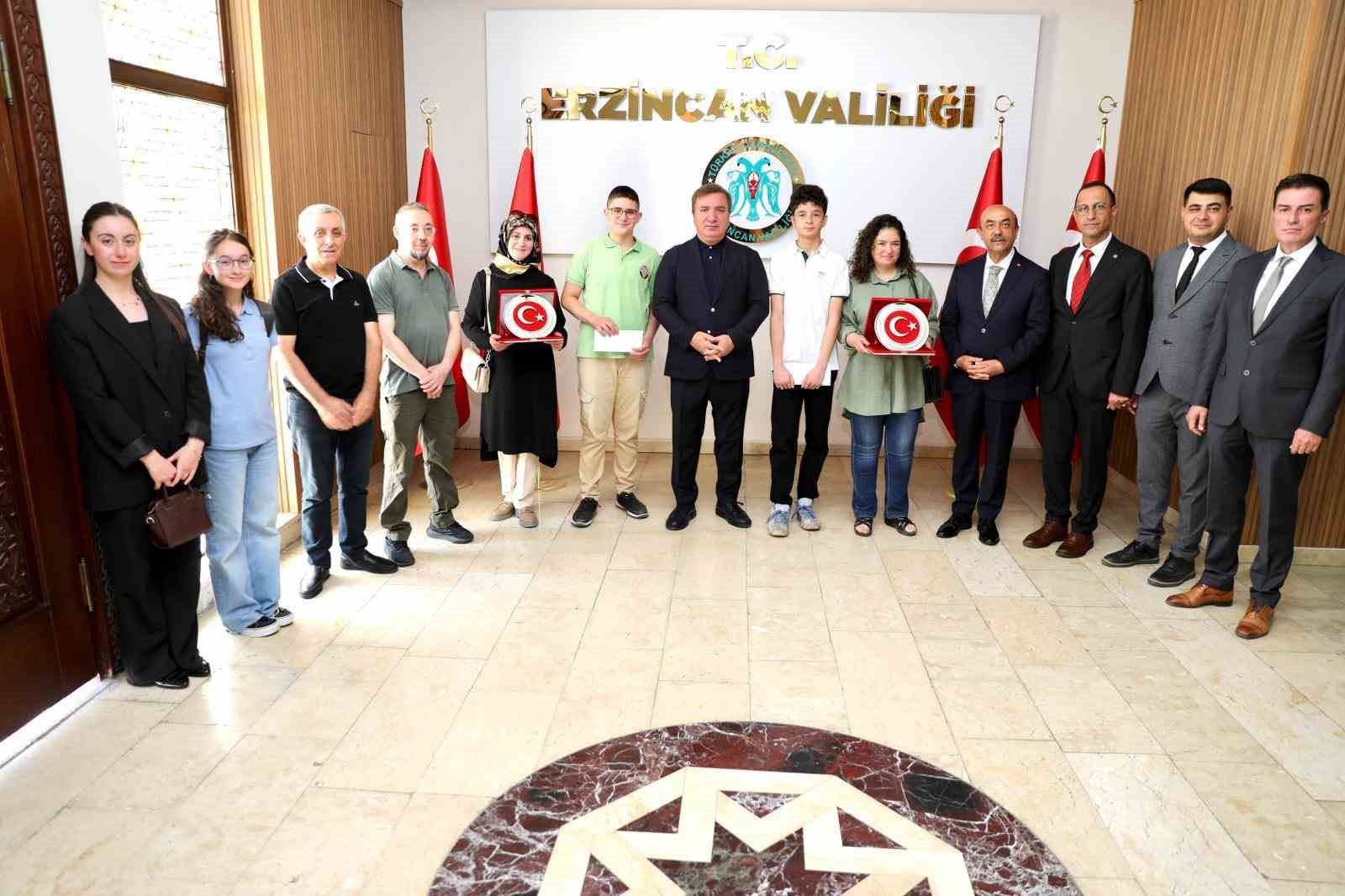LGS’de 500 tam puan alan öğrenci ve aileleri Vali Aydoğdu’yu ziyaret etti 
