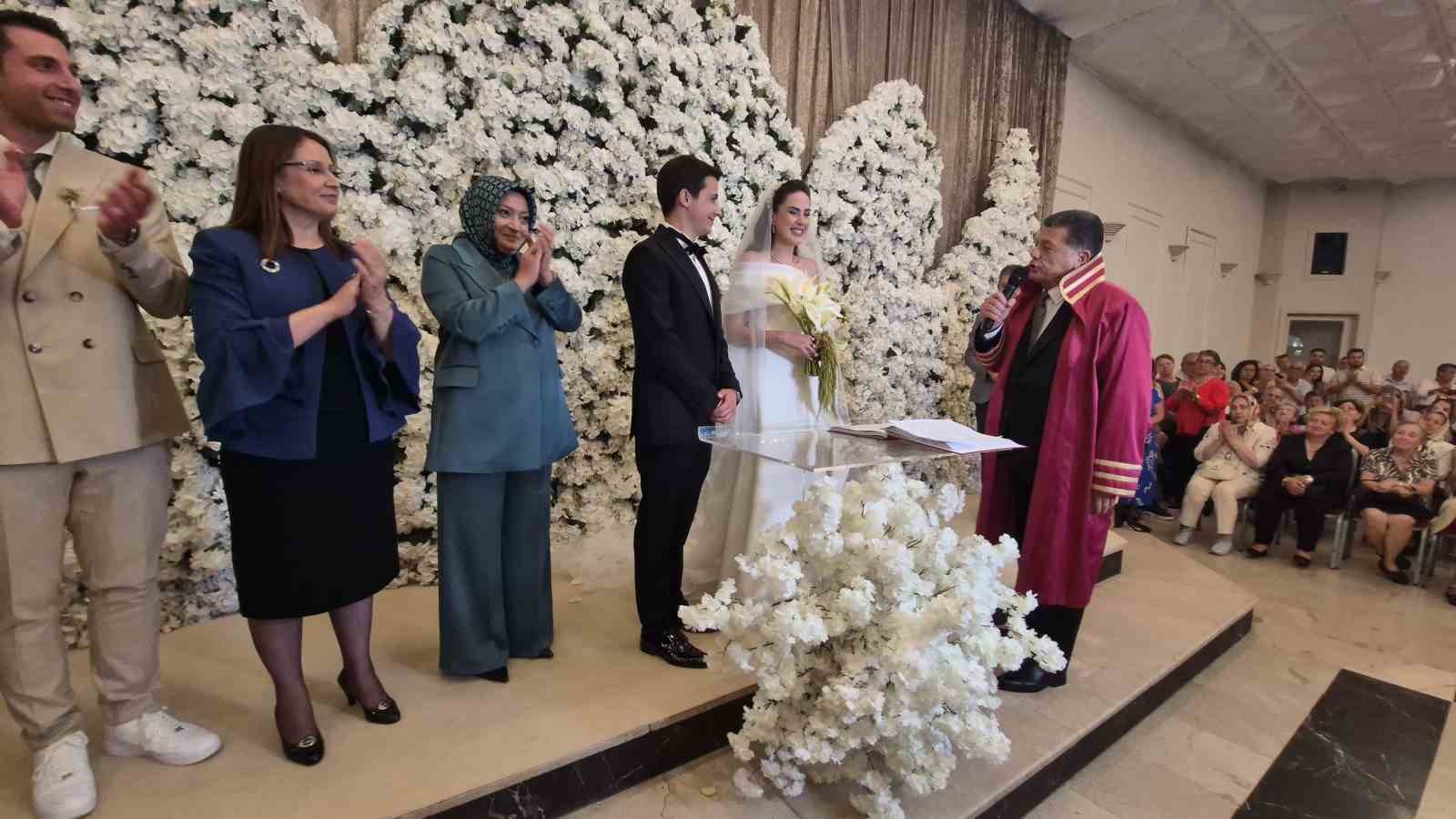Adalet Bakanı’nın eşi nikah şahidi oldu 