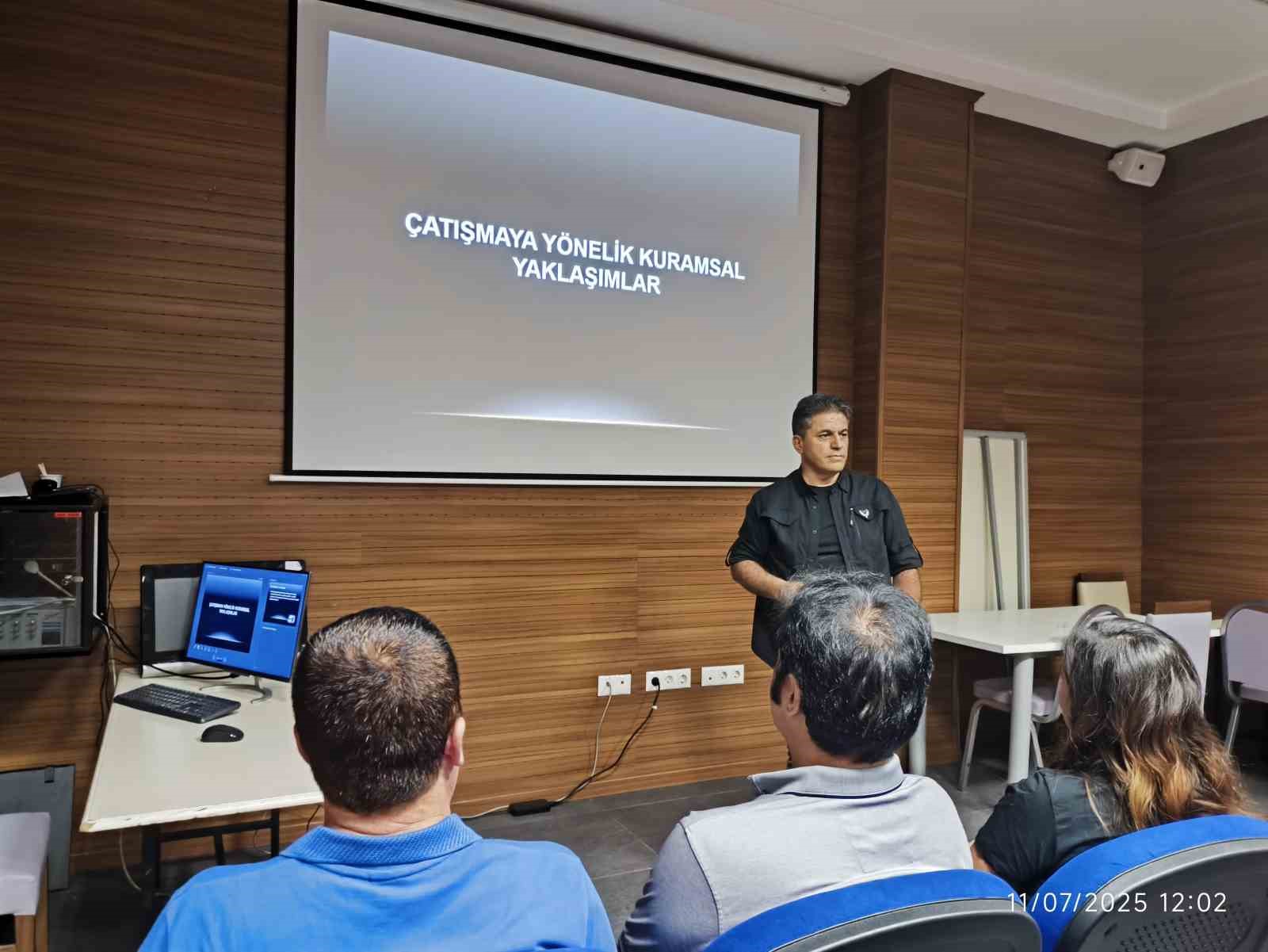 İzmir’de eğitim çalışanlarına ’İletişim ve Stres Yönetimi’ kursu 