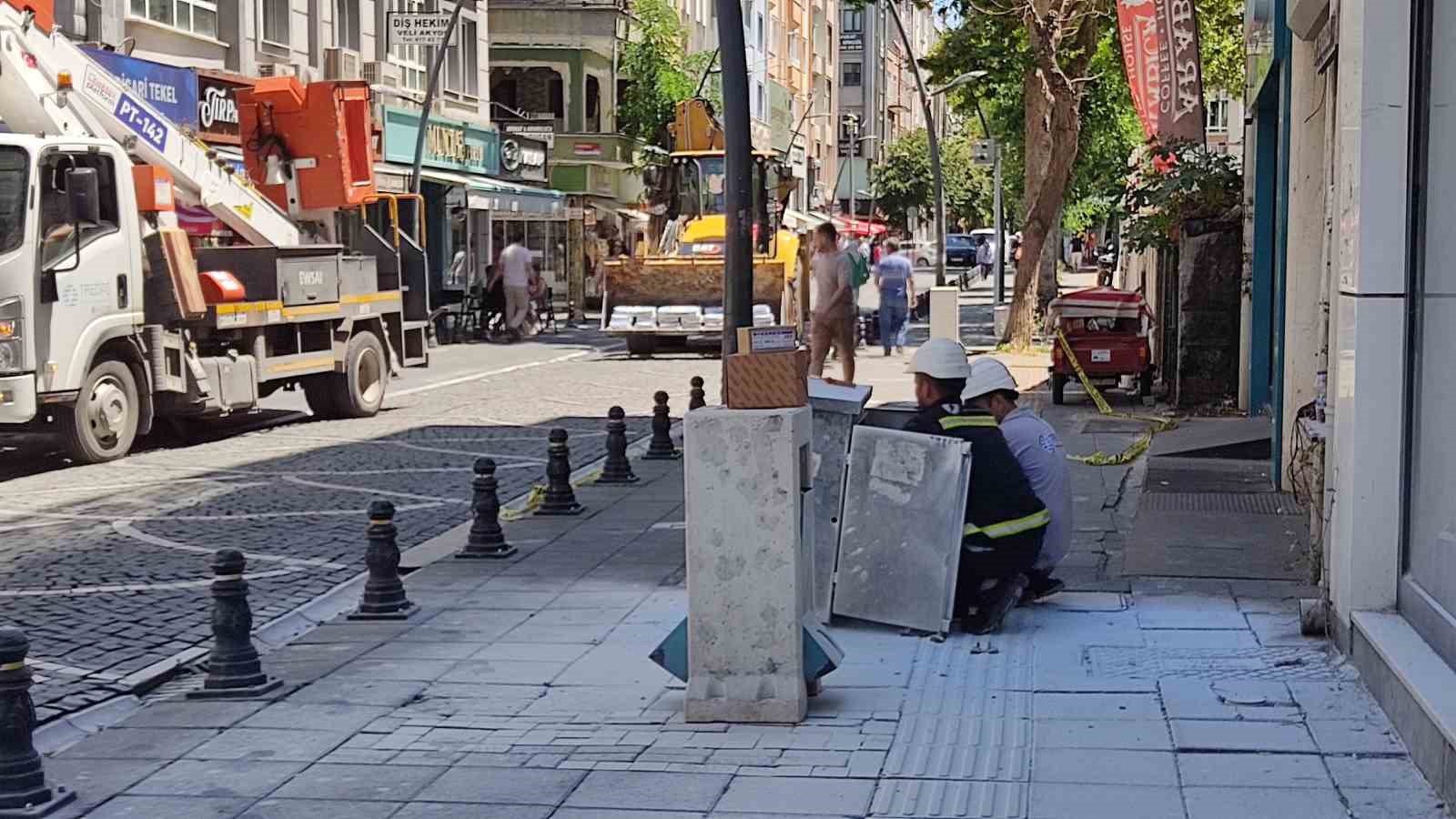 Lüleburgaz’da kaldırımdaki elektrik panosunda yangın 