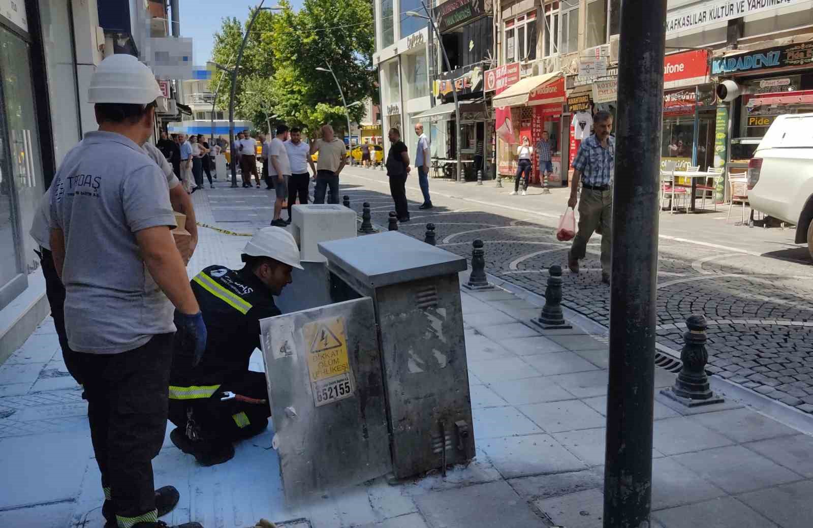 Lüleburgaz’da kaldırımdaki elektrik panosunda yangın 