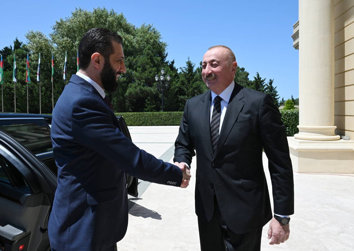 Suriye Devlet Başkanı eş-Şara, Aliyev ile bir araya geldi 