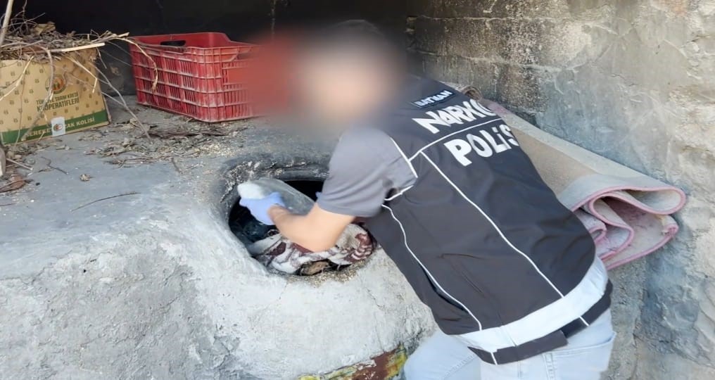Batman’da ekmek tandırında uyuşturucu ele geçirildi 