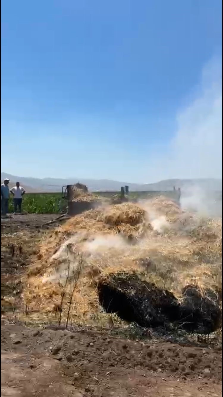 Traktörün kepçesinin elektrik tellerine temas etmesi ile çıkan yangında 50 dönüm arazi yandı 