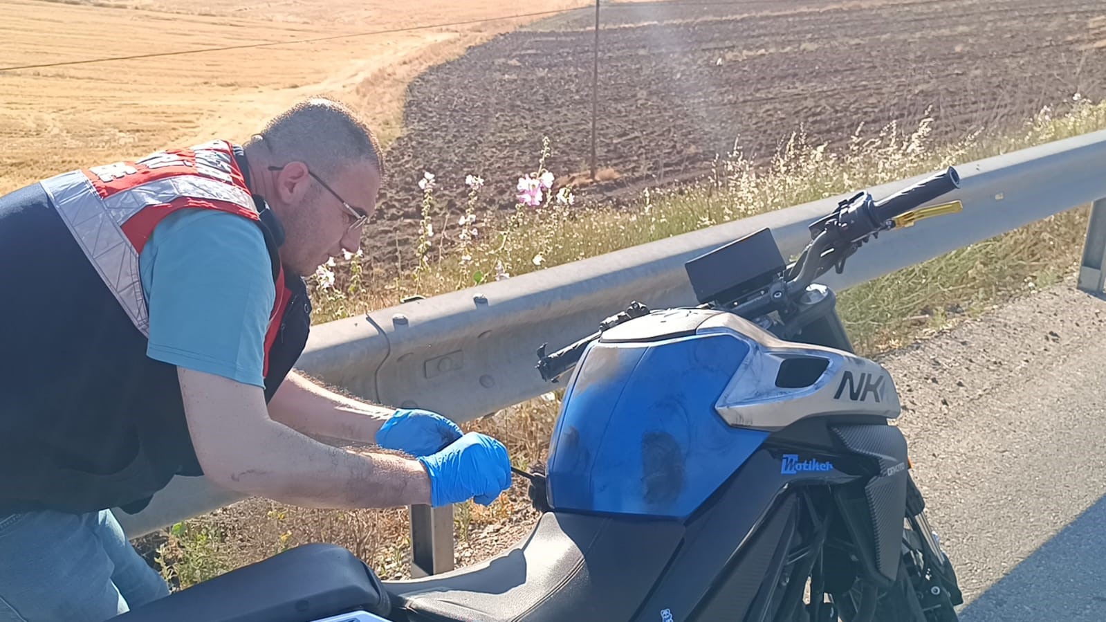 Bariyerlere çarpıp 30 metre sürüklenen motosikletin sürücüsü yaşamını yitirdi 