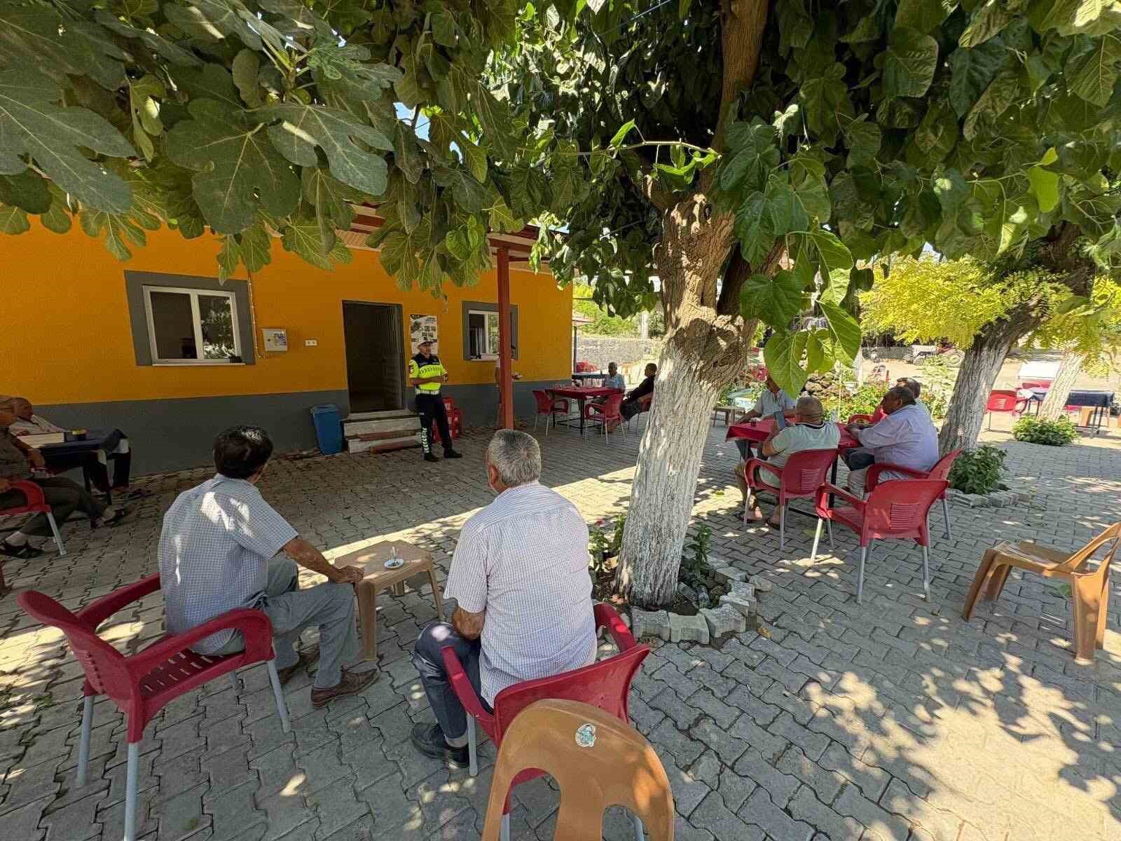 Jandarmadan traktör kullanıcılarına bilgilendirme semineri 