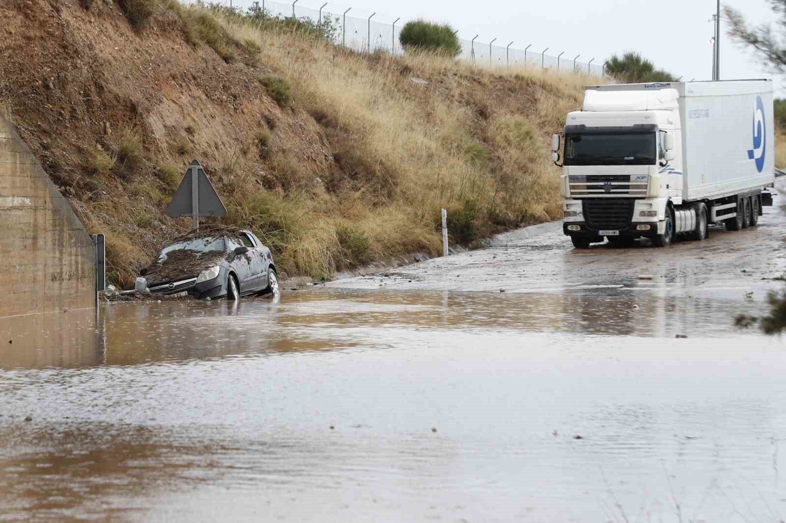 İspanya’da sel: Araçlar yollarda mahsur kaldı 