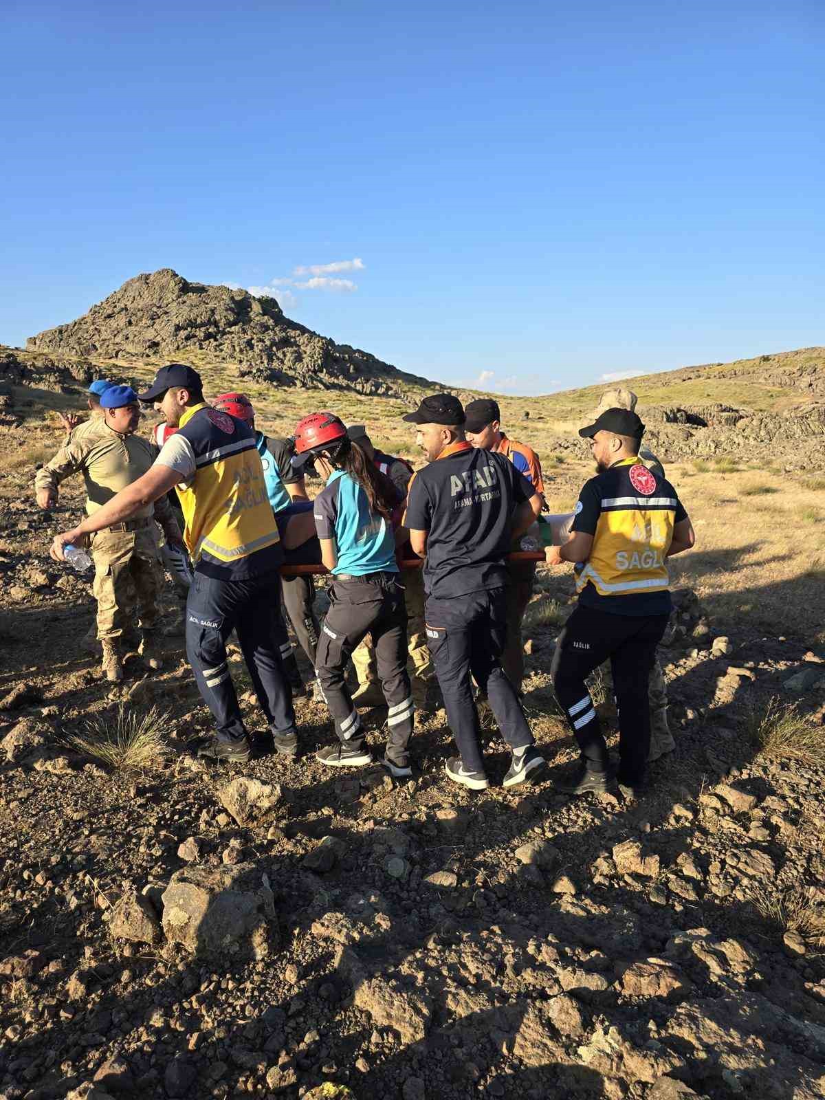 Tunceli’de kayalık alanda düşerek ayağını kıran vatandaş kurtarıldı 