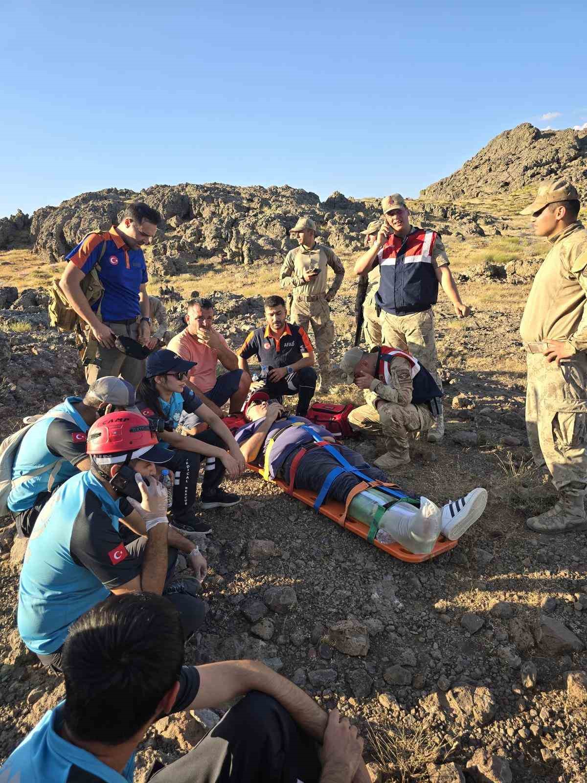 Tunceli’de kayalık alanda düşerek ayağını kıran vatandaş kurtarıldı 