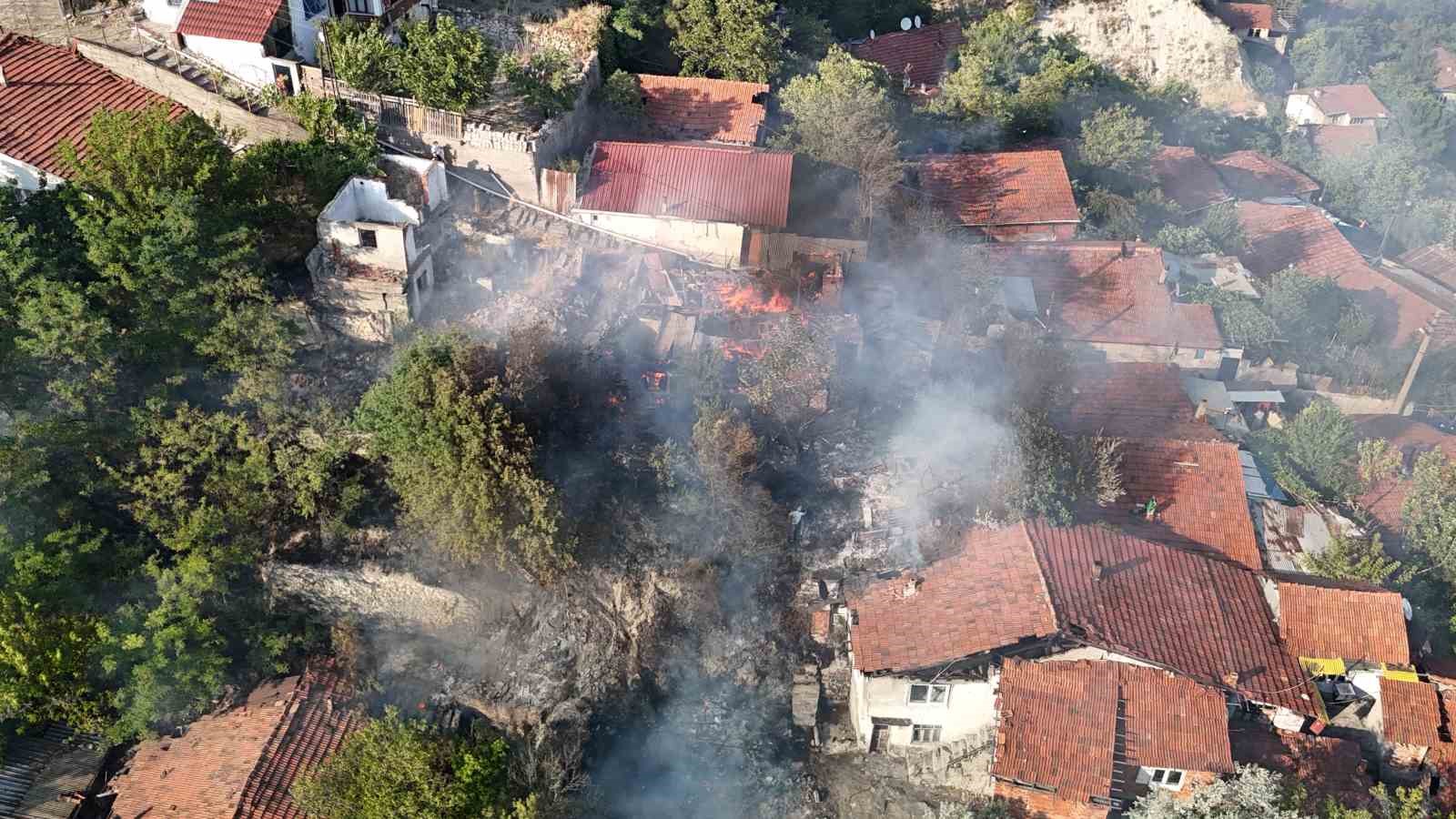 Otluk alanda çıkan yangında 4 ev zarar gördü 