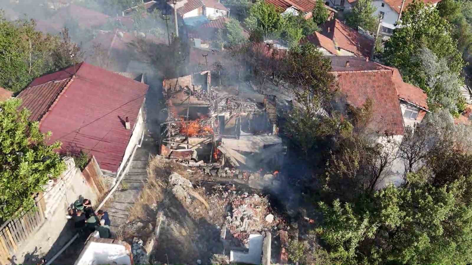 Otluk alanda çıkan yangında 4 ev zarar gördü 